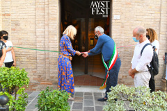Maria Luisa Stoppioni, Mariano Gennari all'inaugurazione della mostra Raffaello in particolare, MYSTFEST, 2020